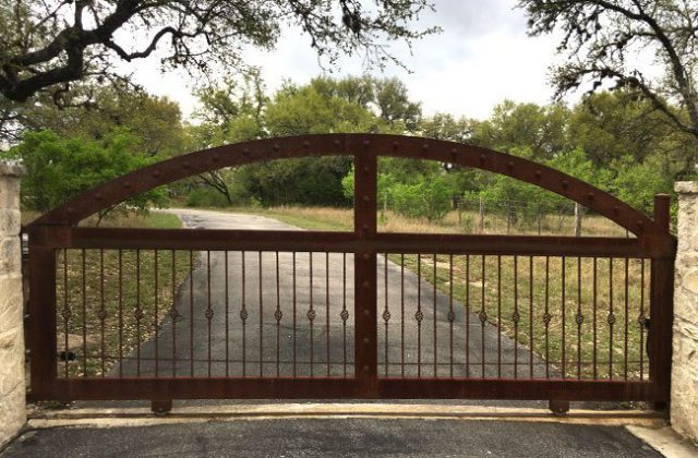 hcod-residential-gate.jpg hill country overhead door residential gate